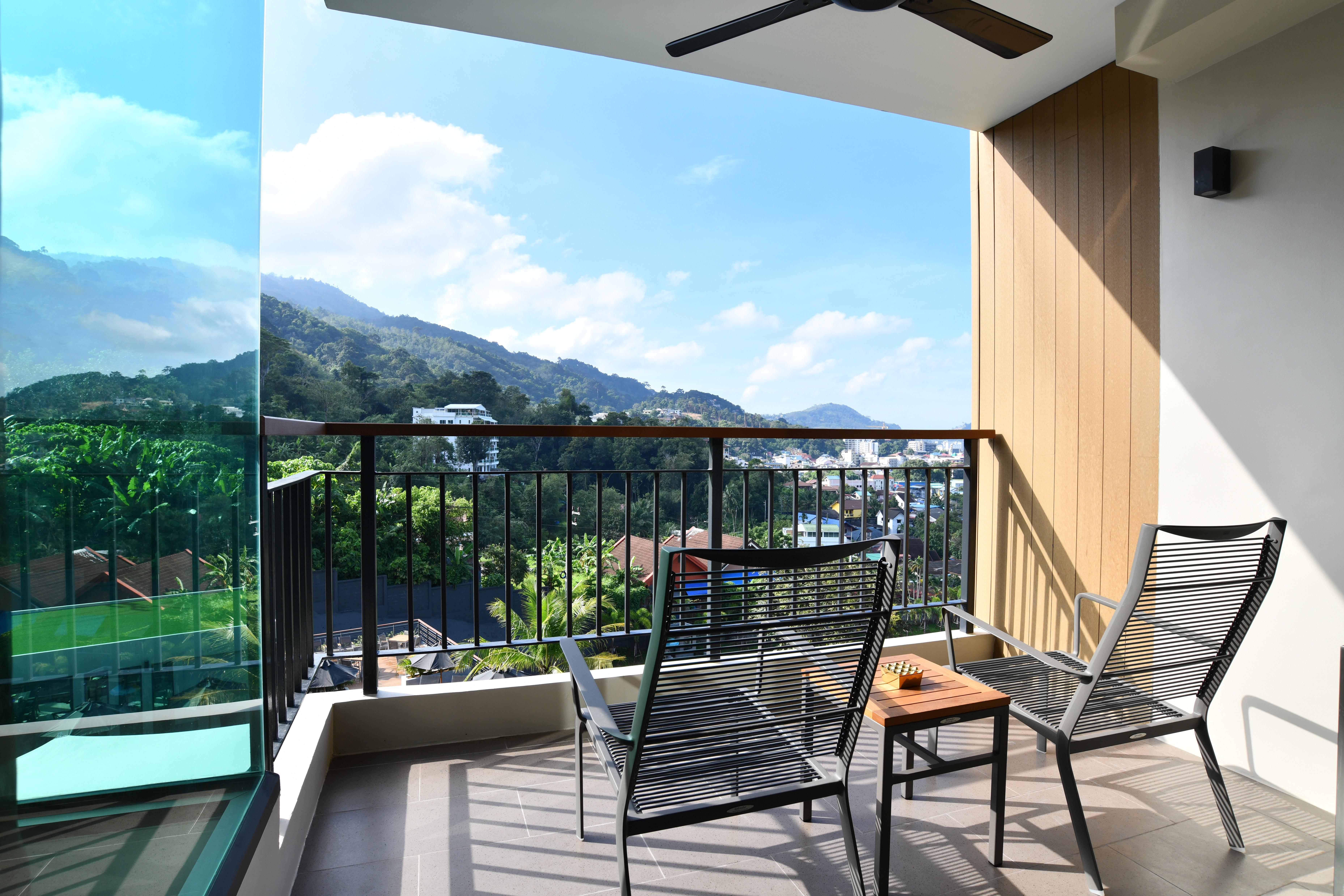 Skyview Resort Phuket Patong Beach Luaran gambar A balcony