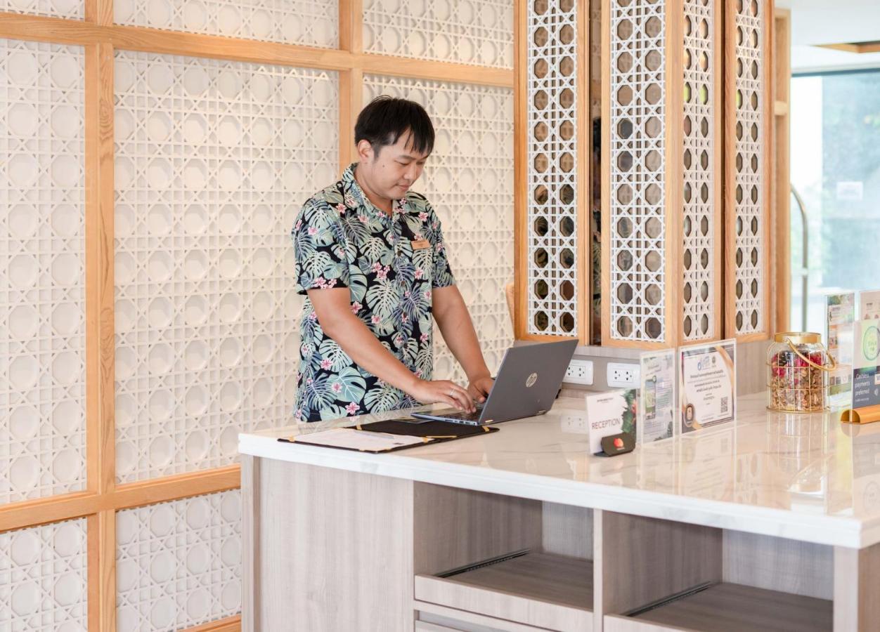 Skyview Resort Phuket Patong Beach Luaran gambar A student working at the library