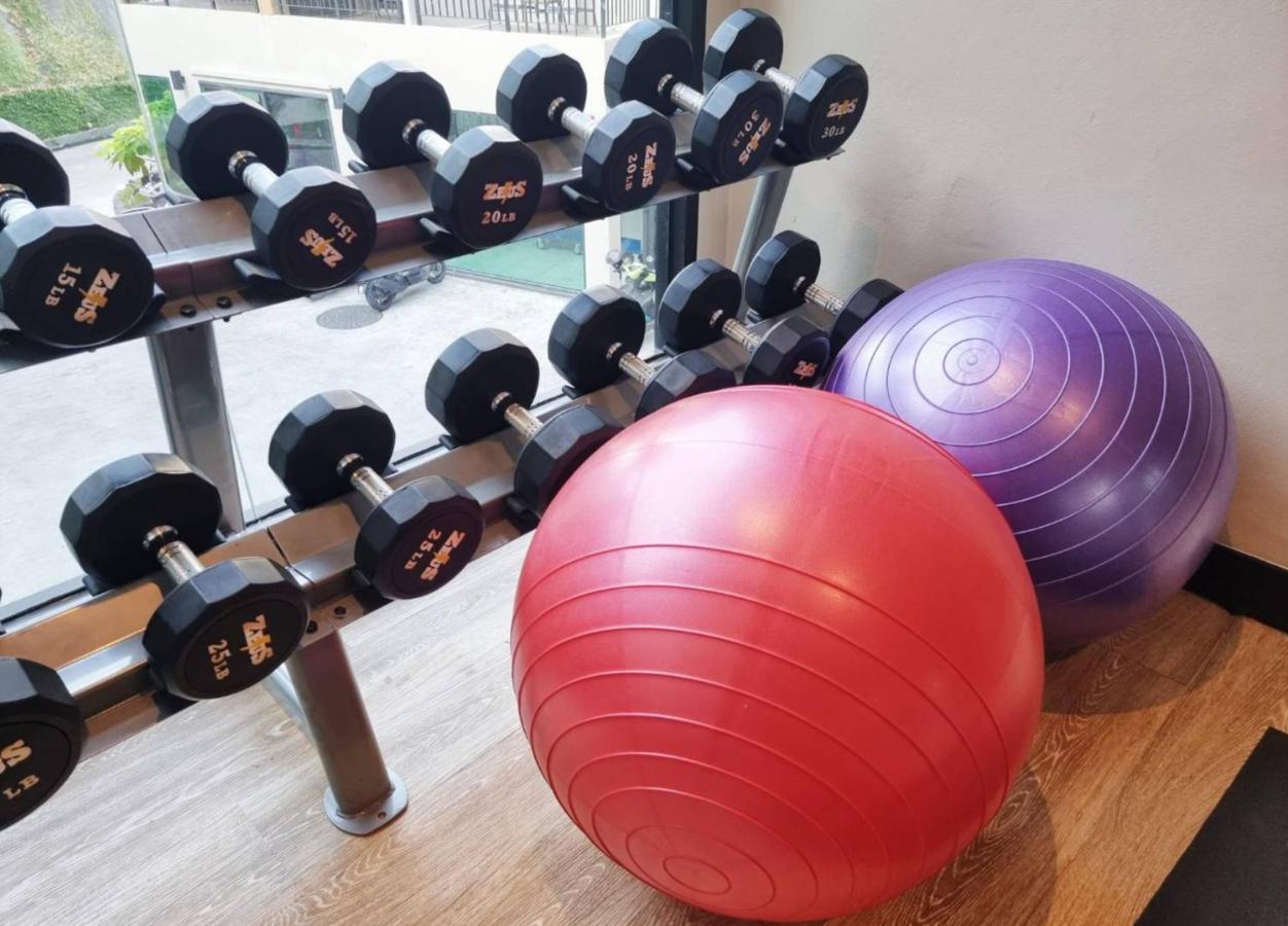 Skyview Resort Phuket Patong Beach Luaran gambar Dumbbells and exercise balls