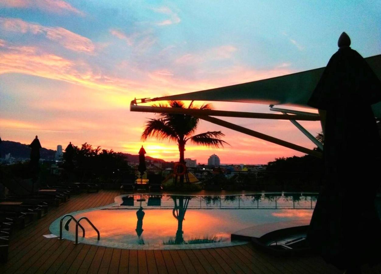 Skyview Resort Phuket Patong Beach Luaran gambar Sunset at the pool