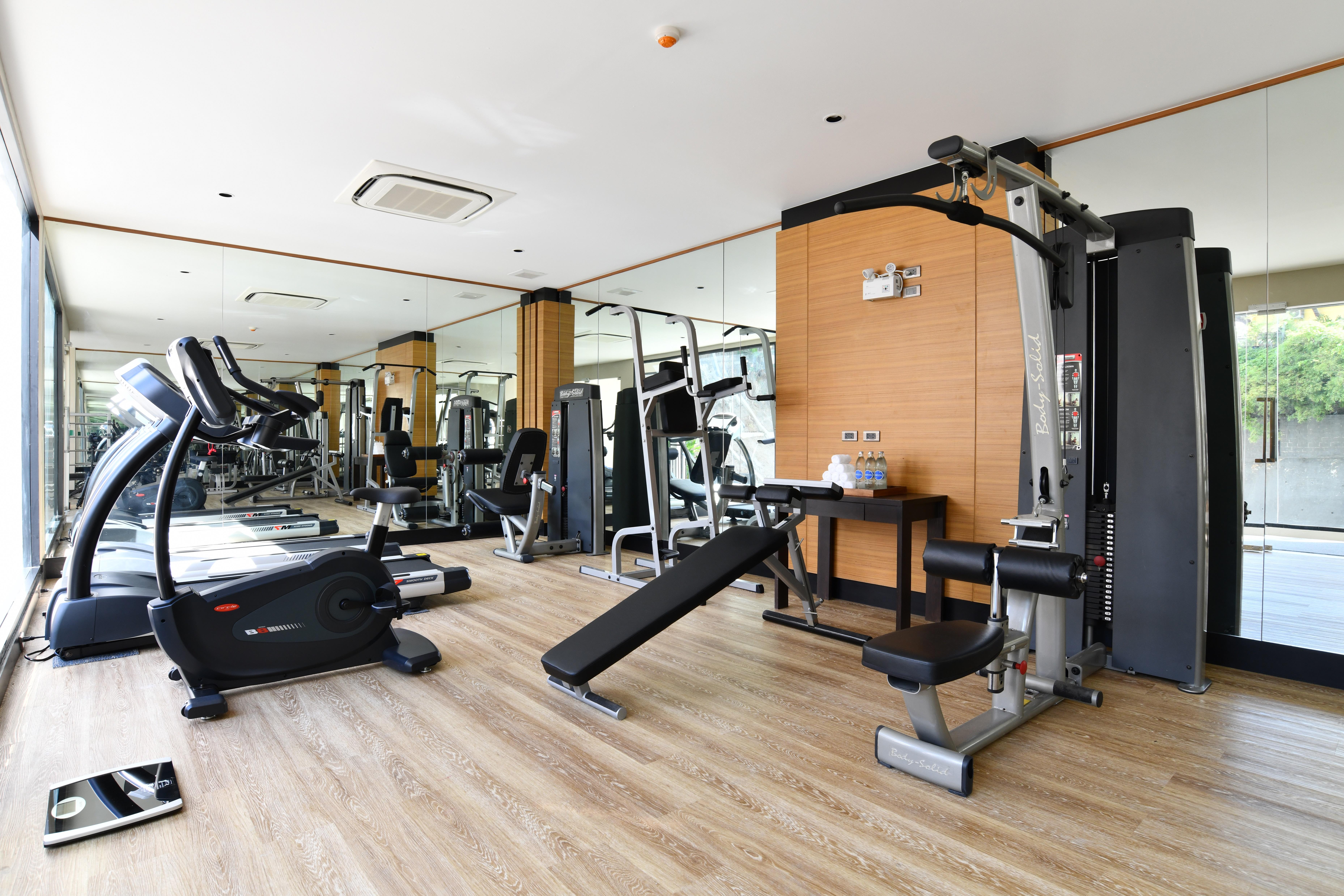 Skyview Resort Phuket Patong Beach Luaran gambar A gym at a hotel
