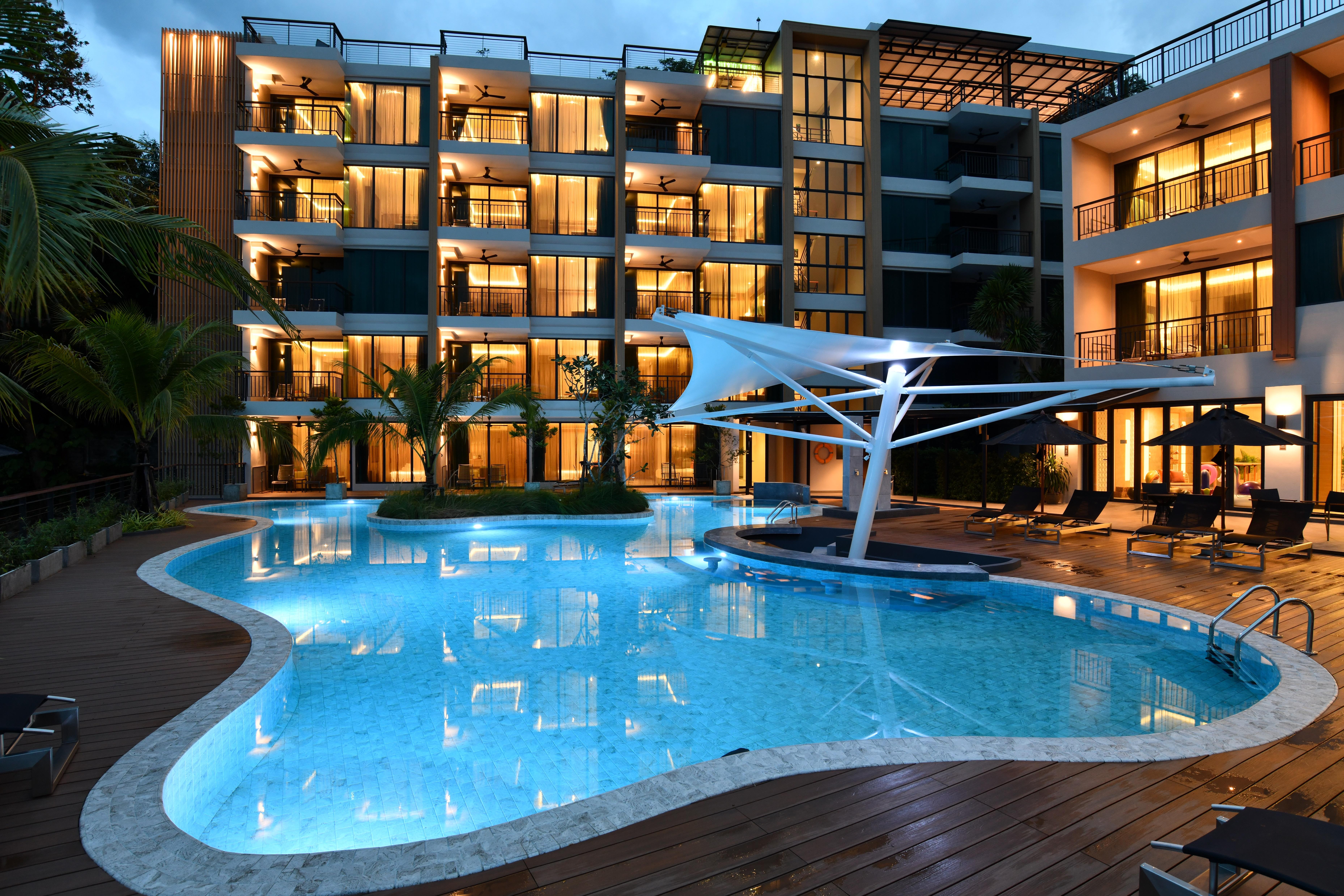 Skyview Resort Phuket Patong Beach Luaran gambar The swimming pool at the hotel
