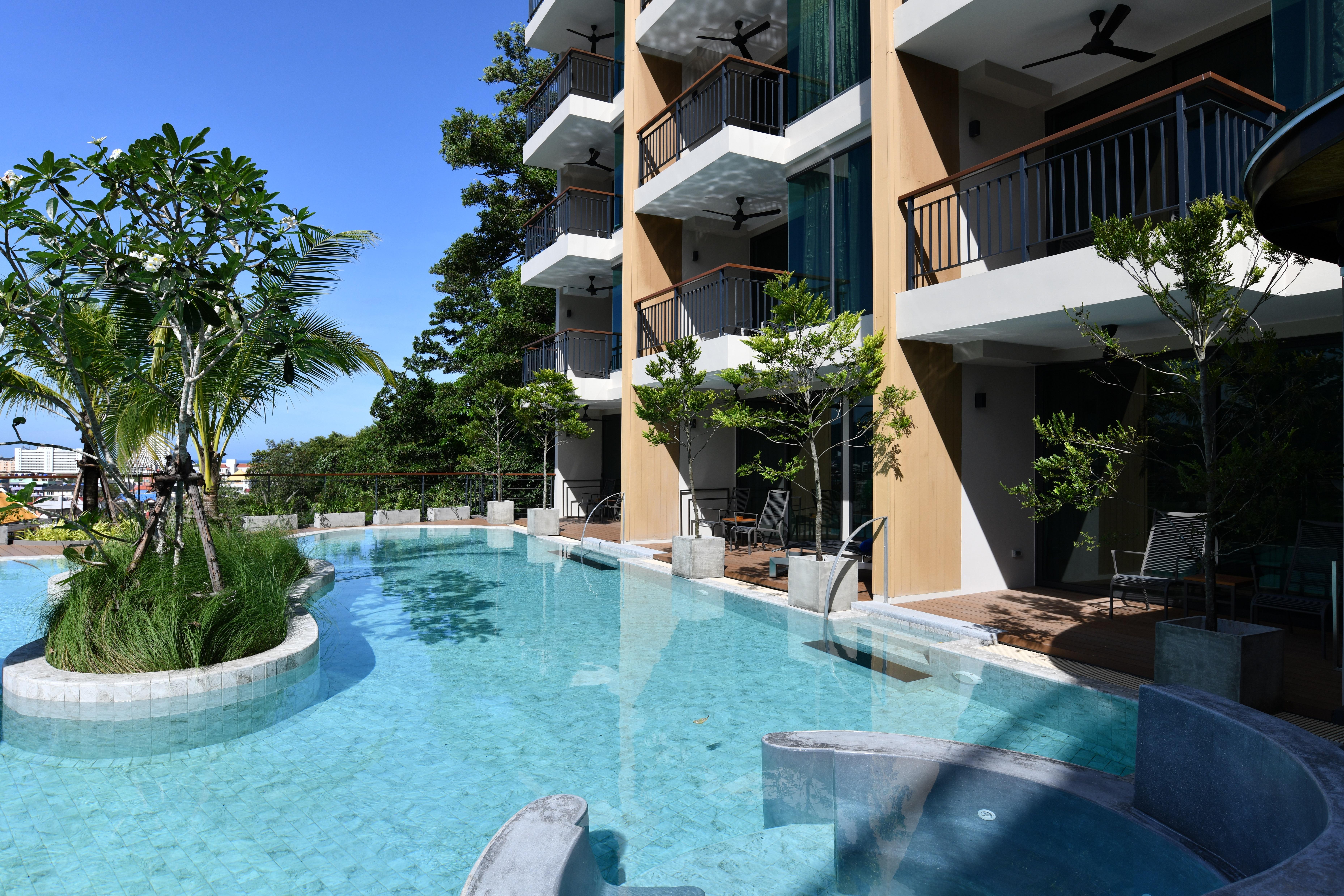 Skyview Resort Phuket Patong Beach Luaran gambar The swimming pool at the hotel