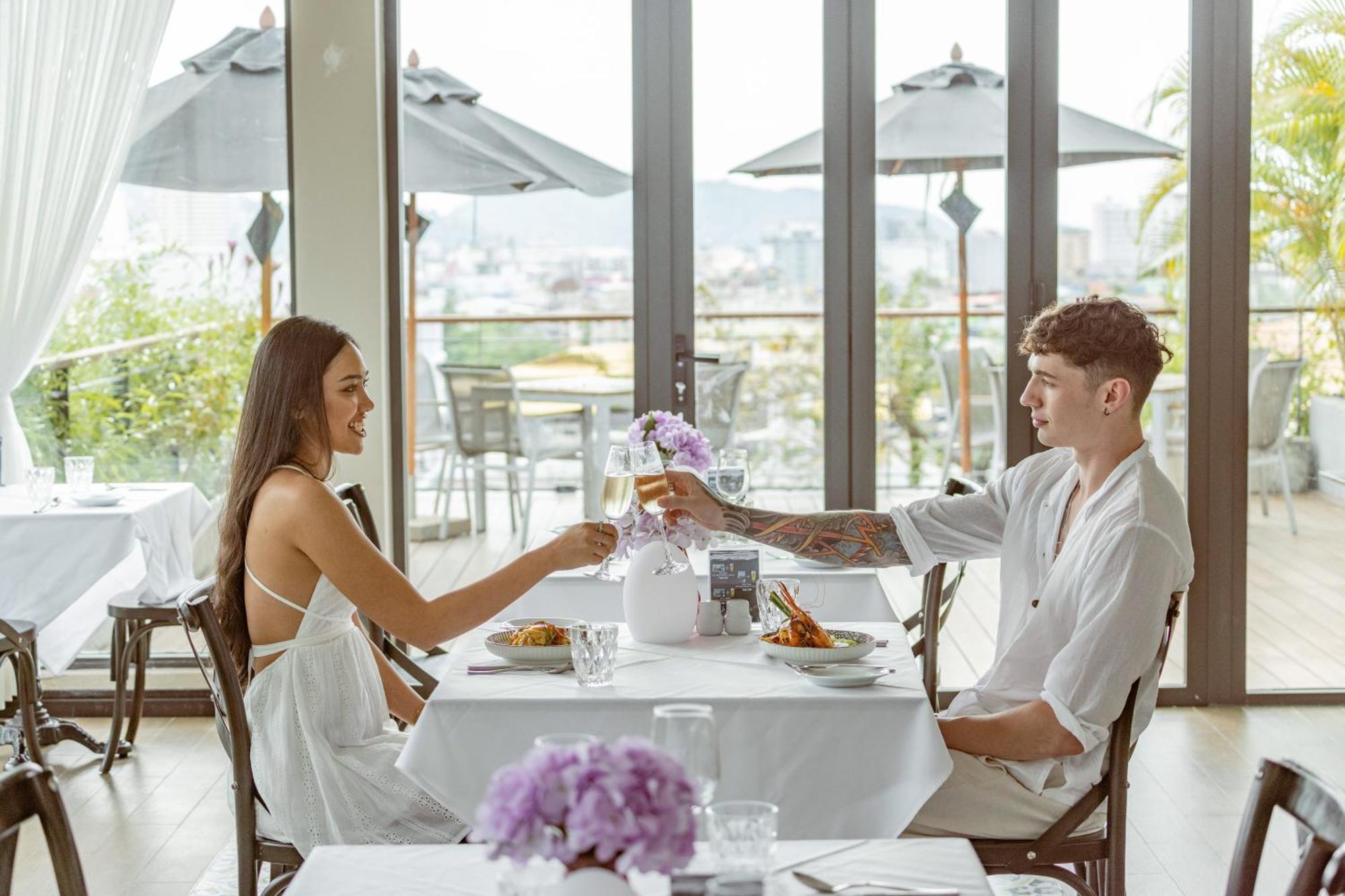 Skyview Resort Phuket Patong Beach Luaran gambar A couple dining together