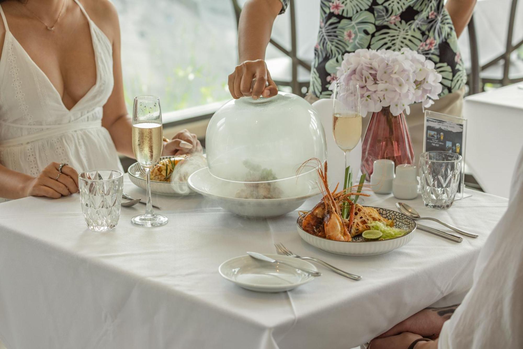 Skyview Resort Phuket Patong Beach Luaran gambar A restaurant in the Maldives