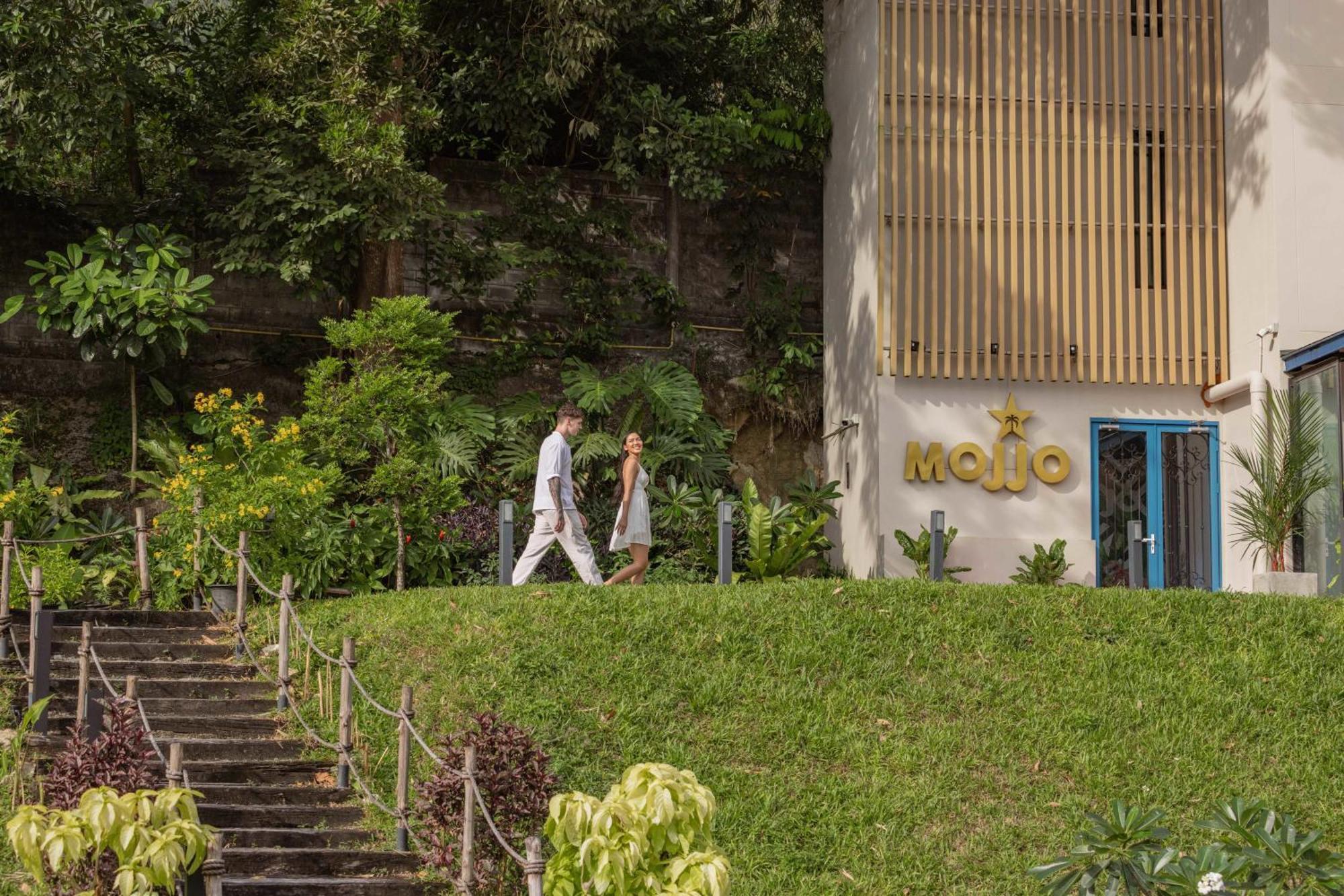 Skyview Resort Phuket Patong Beach Luaran gambar The entrance to the MoJo