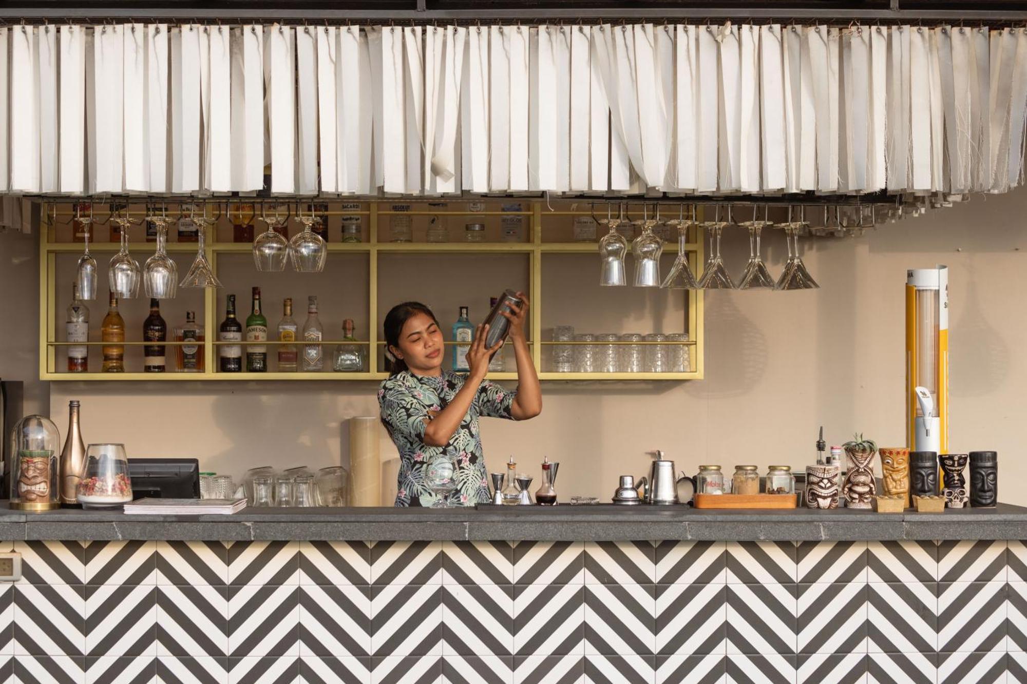 Skyview Resort Phuket Patong Beach Luaran gambar A bartender at work