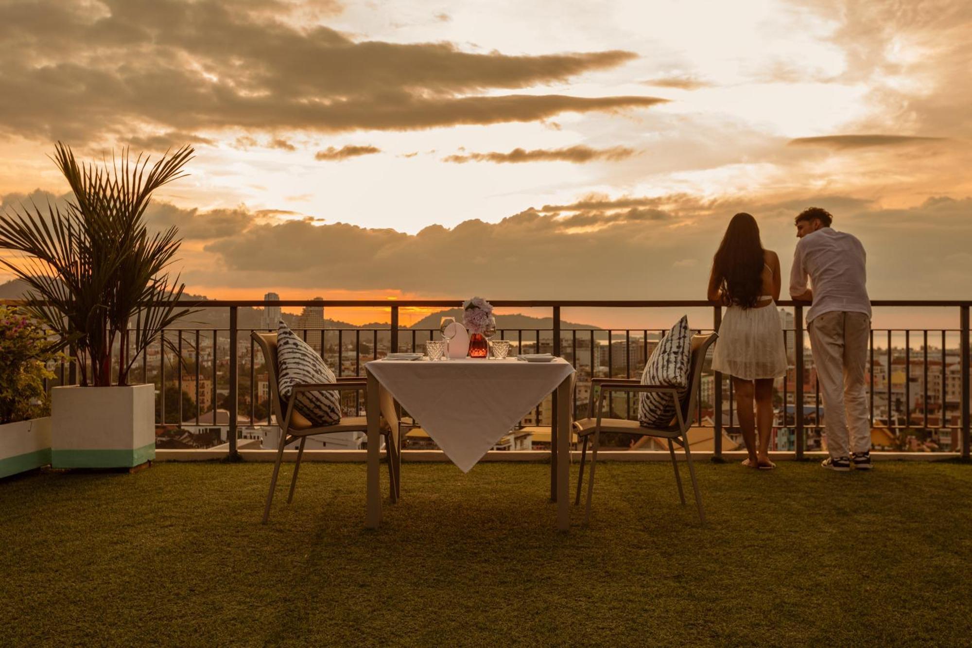 Skyview Resort Phuket Patong Beach Luaran gambar Rooftop bar