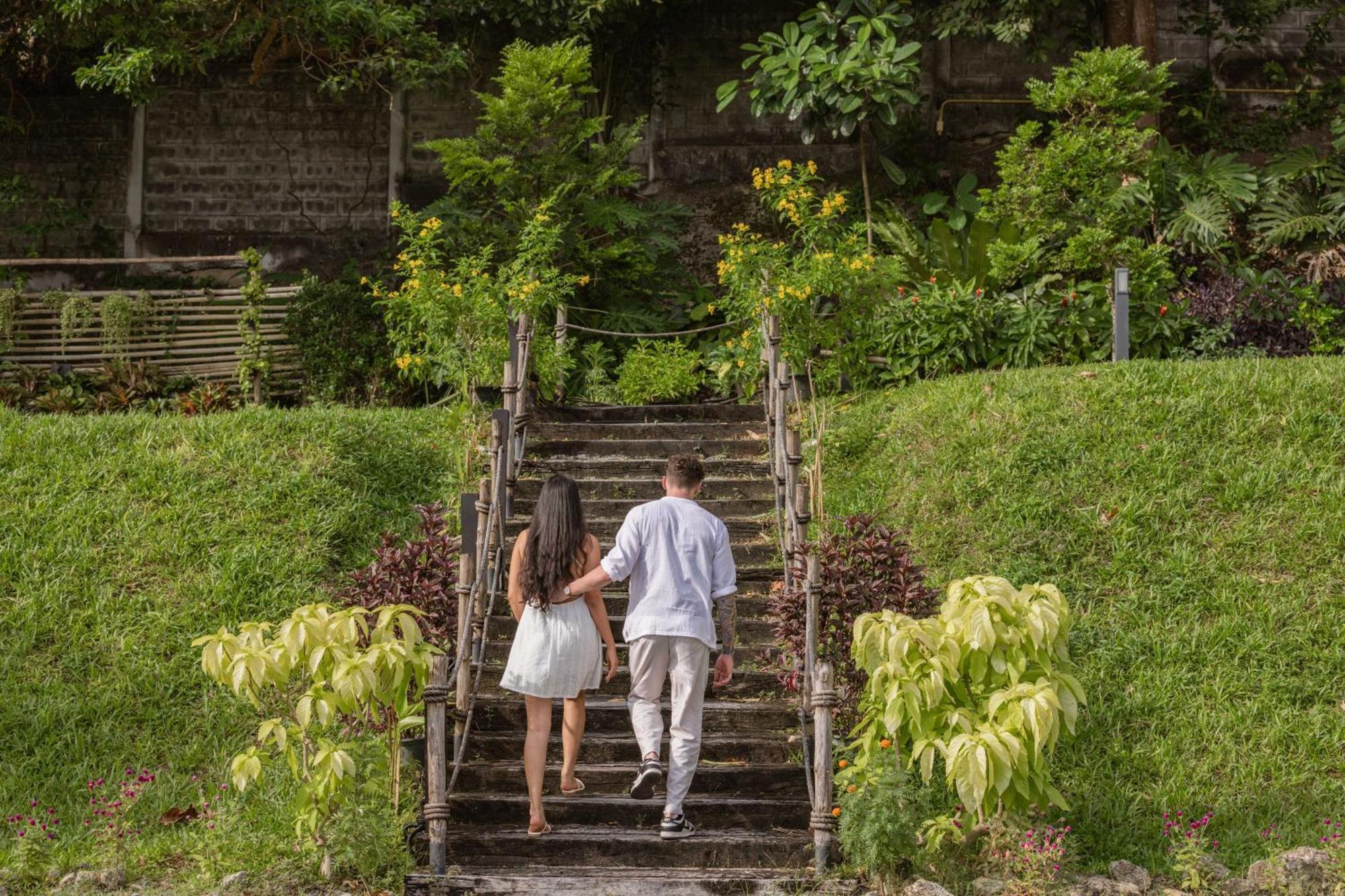 Skyview Resort Phuket Patong Beach Luaran gambar Stairs at the entrance of the botanical garden