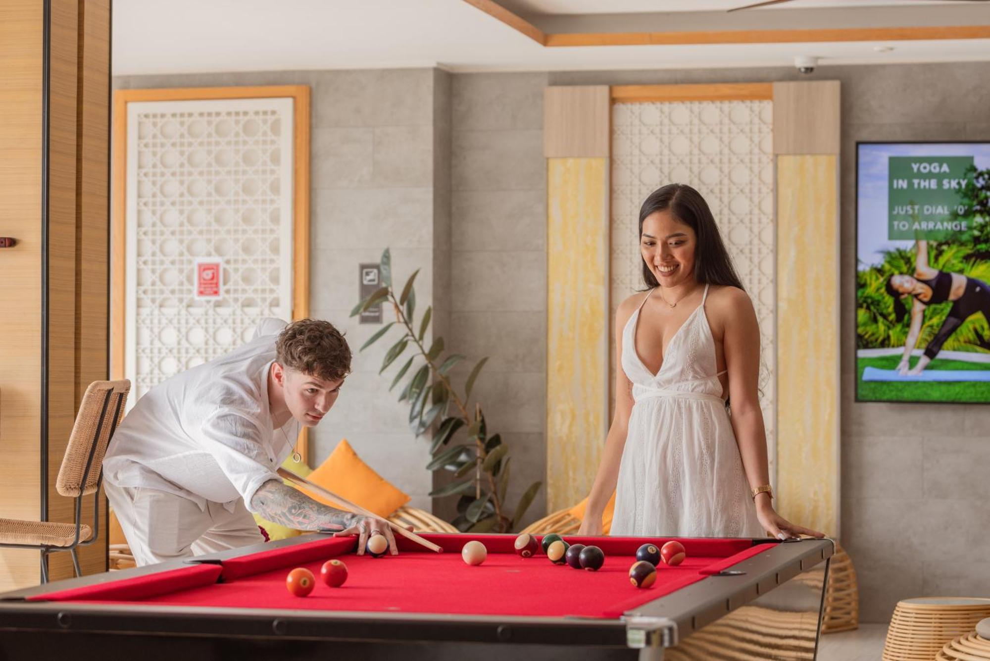 Skyview Resort Phuket Patong Beach Luaran gambar A pool table