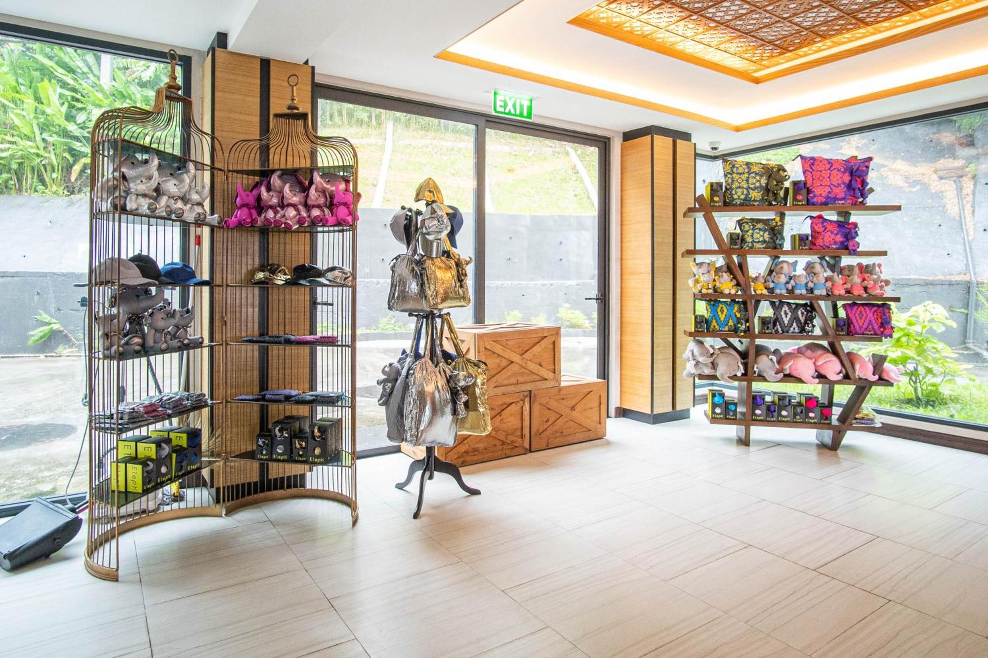 Skyview Resort Phuket Patong Beach Luaran gambar The gift shop at the Butterfly in the City