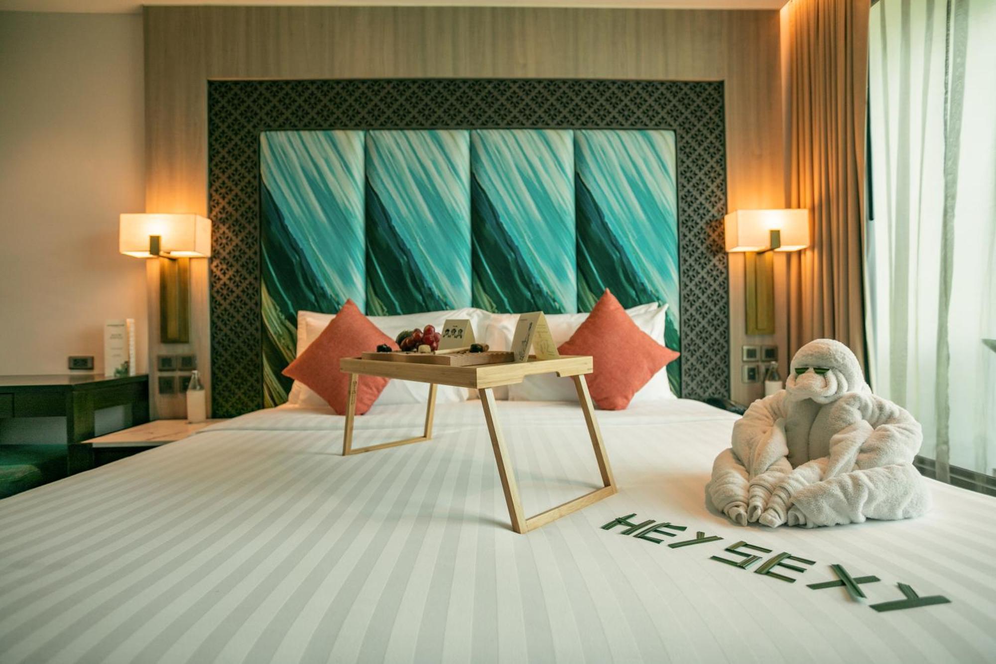 Skyview Resort Phuket Patong Beach Luaran gambar A bedroom at the hotel