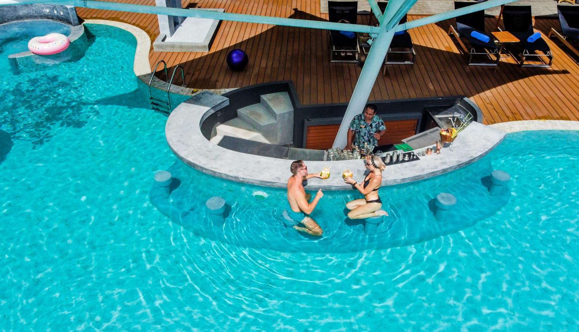 Skyview Resort Phuket Patong Beach Luaran gambar The swim-up bar at the hotel