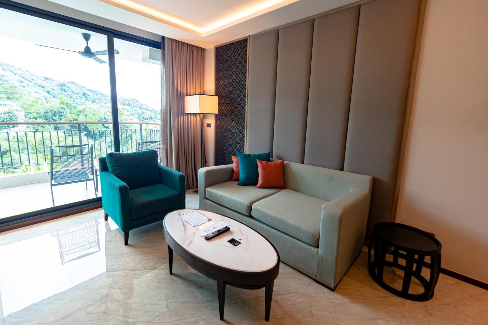 Skyview Resort Phuket Patong Beach Luaran gambar Living room of a suite