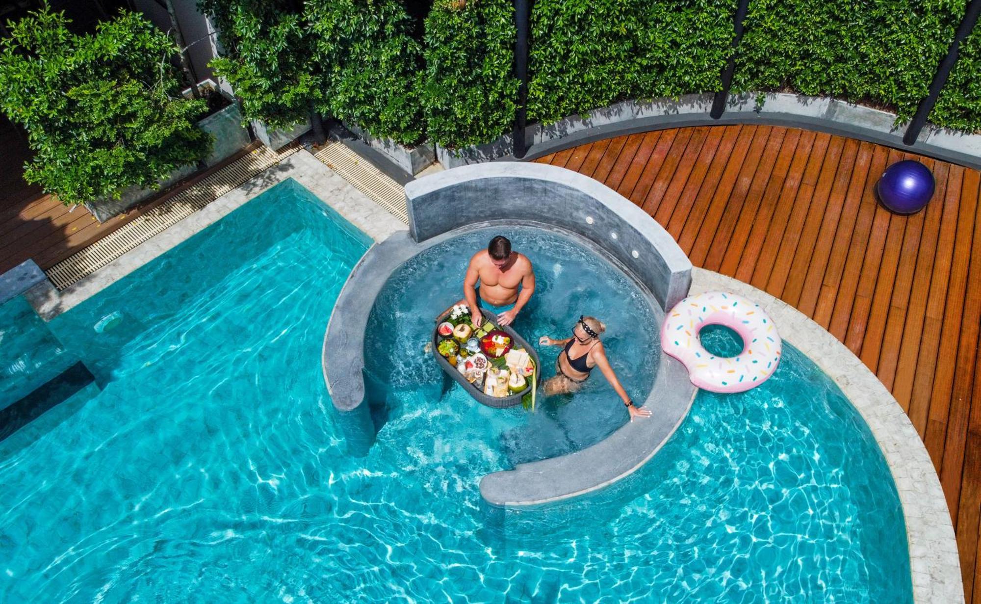 Skyview Resort Phuket Patong Beach Luaran gambar A floating pool table