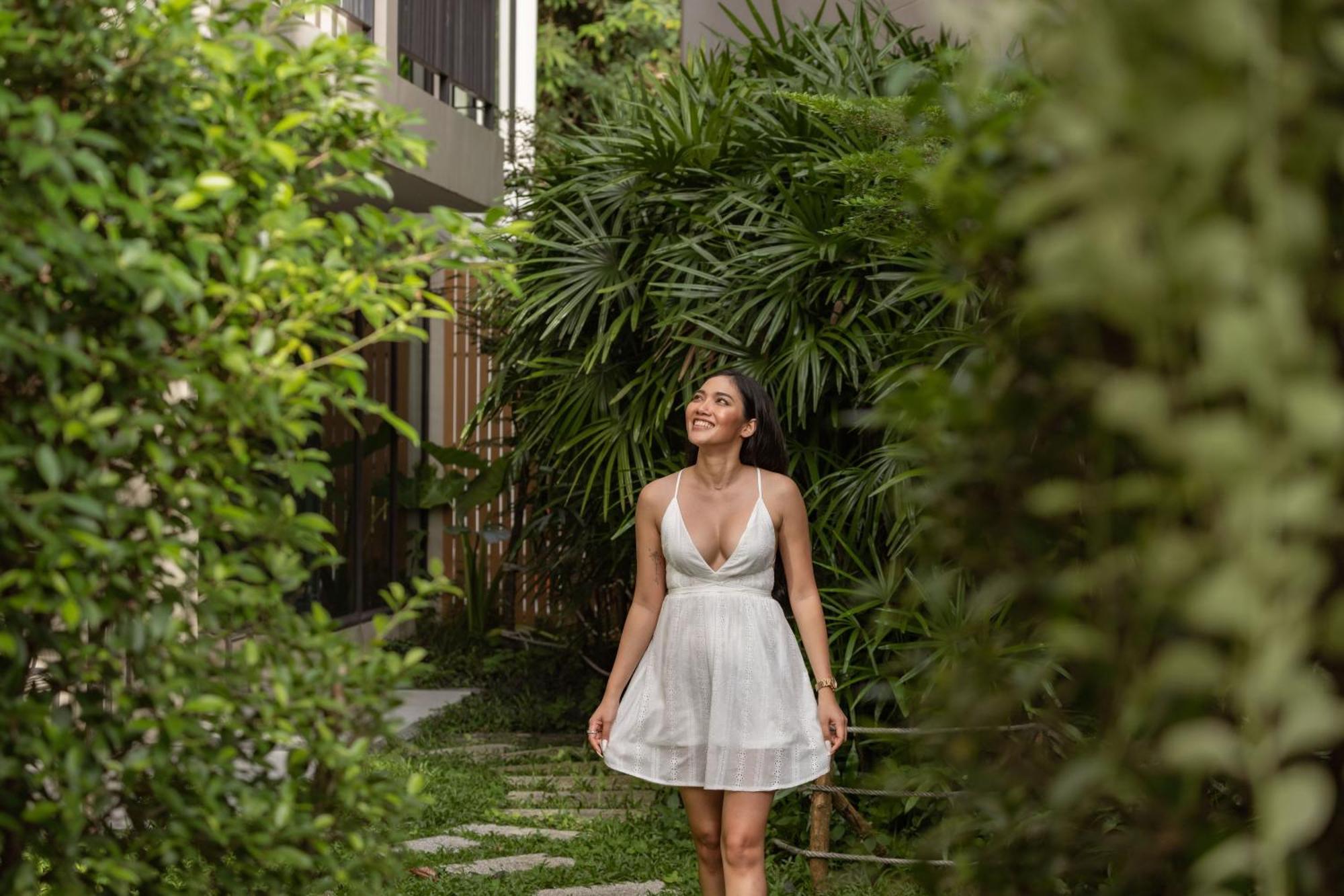 Skyview Resort Phuket Patong Beach Luaran gambar A woman wearing a white dress